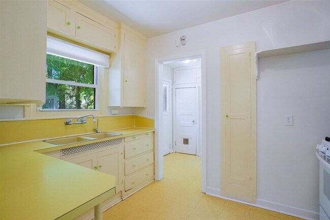 Building Photo - Live on Historic Park Avenue in this 2 Bed 1.5 Bath Single Family Home!