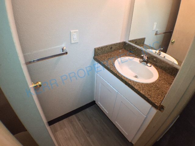 Building Photo - Charming 2-Bed Oasis with 1.5 Baths – Spacious 1250 Sq Ft Haven on SE Reedway!