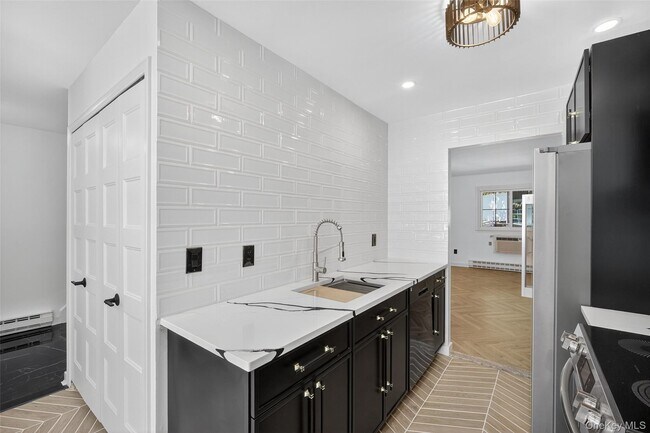 Building Photo - 8 Roundtree Ct
