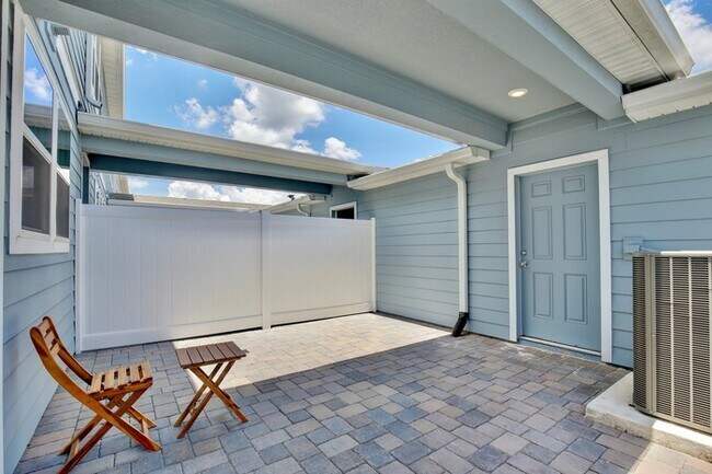 Building Photo - Beautiful 3/2.5 Modern Townhome with a Pri...