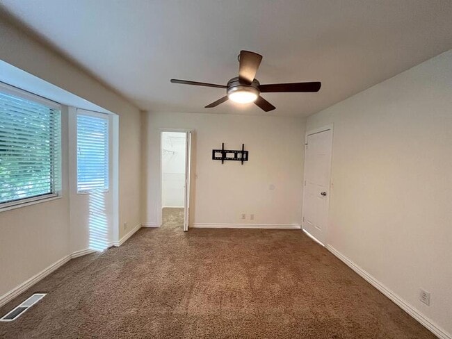 Building Photo - 11301 Sandy Ridge Dr
