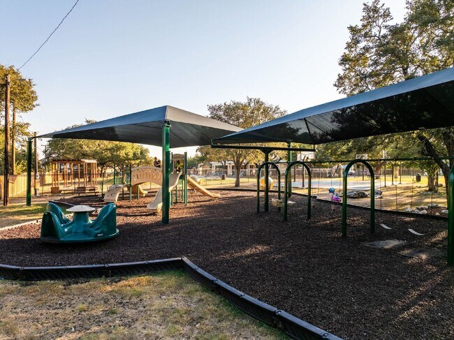 Building Photo - Gated Community - Resort Amenities