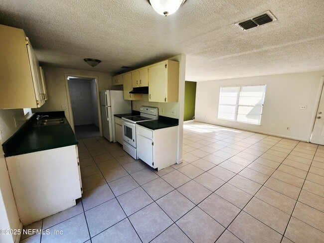 Building Photo - 7127 Prellie St