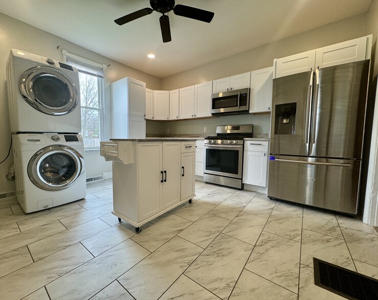 Building Photo - 121 Chicago Ave