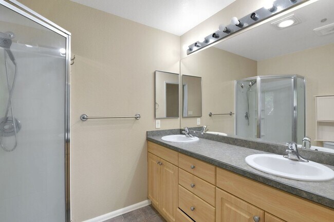 Building Photo - Your Sun-Drenched Redmond Retreat Awaits!