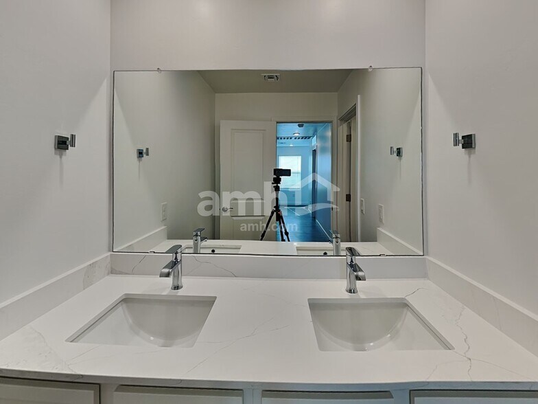 Building Photo - 7332 S Avenida Obelo