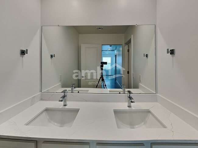Building Photo - 7332 S Avenida Obelo