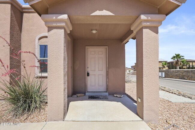 Building Photo - 2300 Glitter St