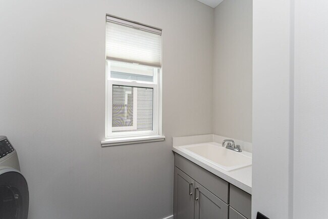 Building Photo - 1185 Perry St