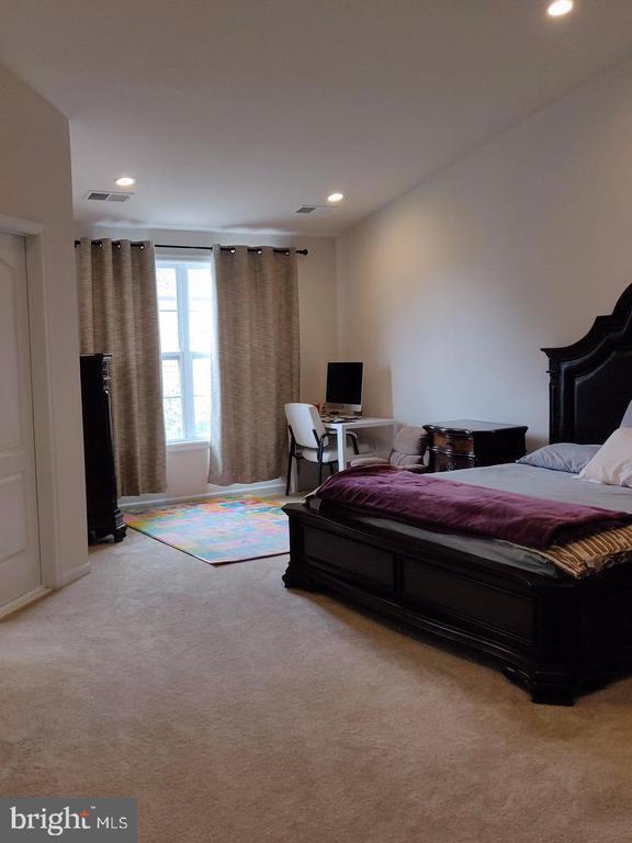 Building Photo - 42891 Edgegrove Heights Terrace