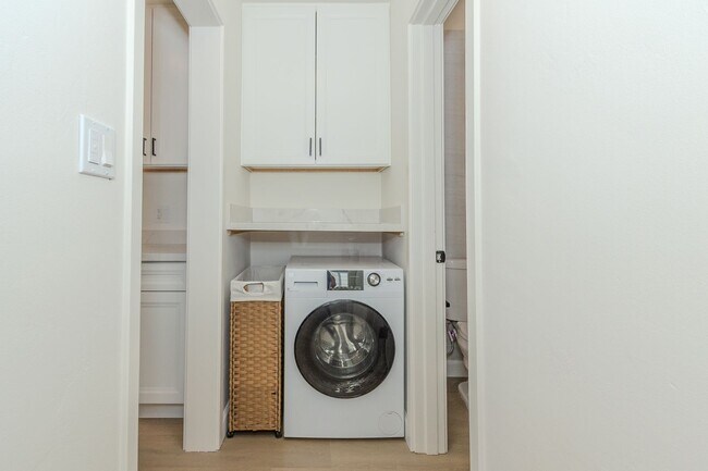 Building Photo - Showing on 5/31 at NOON! Stylishly Remodeled 1-Bed/1-Bath Gem in Crown Point / Pacific Beach. Onl...