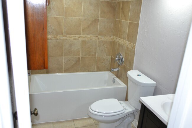 Building Photo - 22527 Market Square Ln