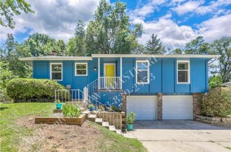 Building Photo - Beautiful 3 Bed 2.5 Bath Raised Ranch in L...