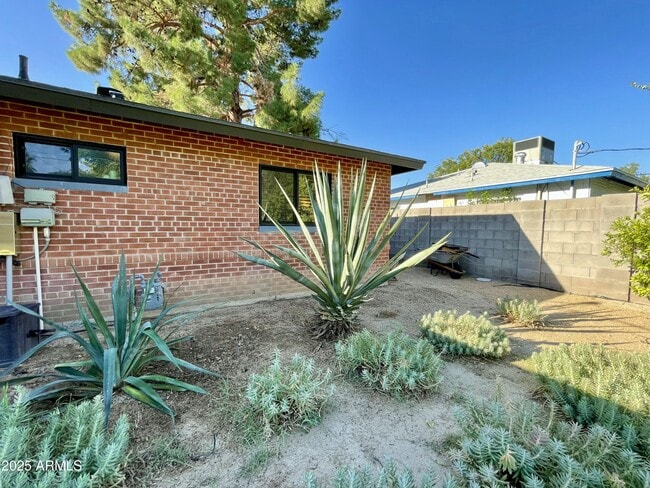 Building Photo - 1520 W Berridge Ln