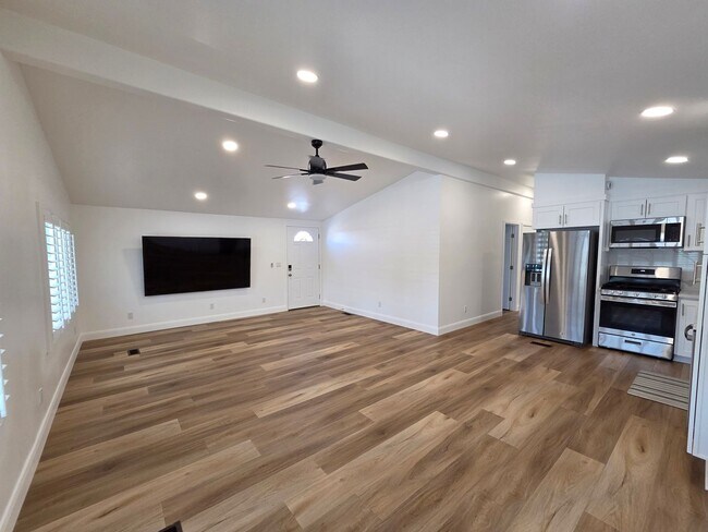 Building Photo - Beautifully remodeled 3 bed/2 bath Manufac...