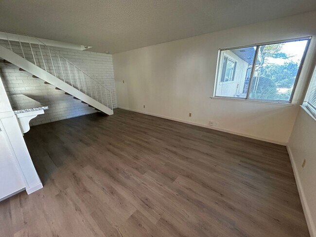 Building Photo - Davis Townhouse.