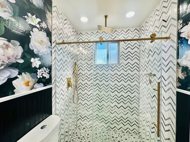 Building Photo - Charming Newly Remodeled 3-Bed, 2.5 Bath 2-Story Home with ALL UTILITIES INCLUDED!