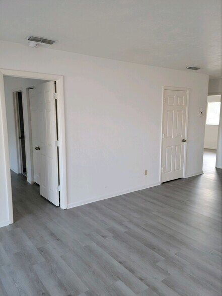 Building Photo - 27600 S View Dr