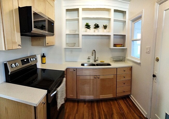 Building Photo - Charming Two Bedroom Home with Beautiful Y...