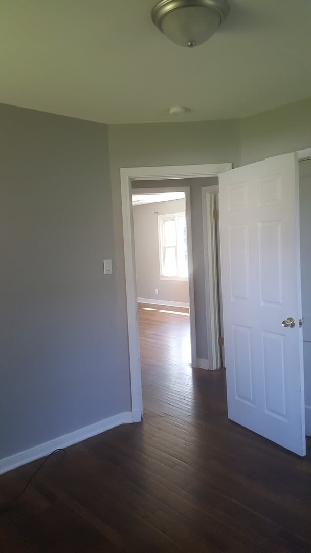 Building Photo - 104 N Cedar Ave