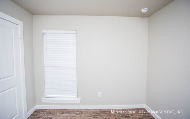 Building Photo - 407 E 21st St