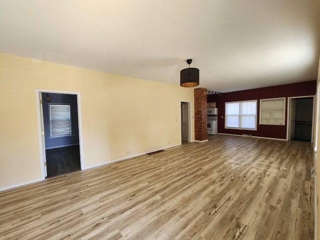 Building Photo - 704 N White St