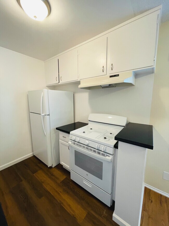 Unit 10 Kitchen - 7548 Lexington Ave