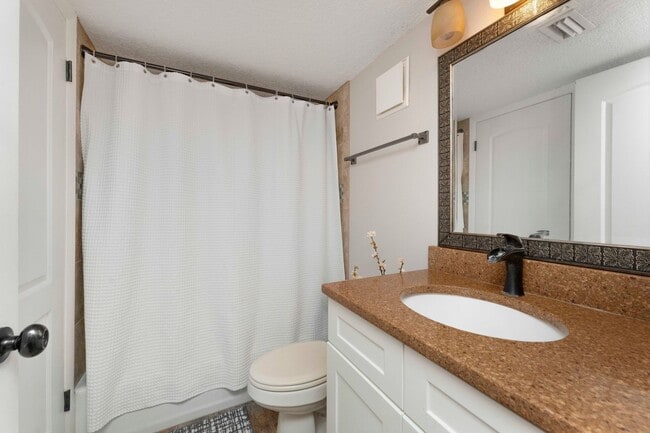 Building Photo - Chalet by the Sea SHORT OR LONG TERM RENTAL