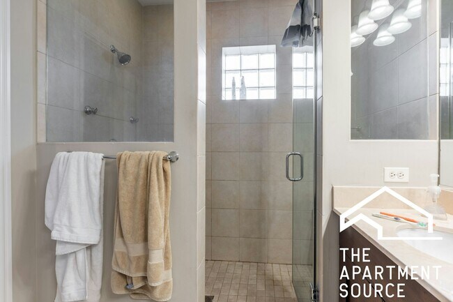 Building Photo - 1136 W Diversey Pkwy