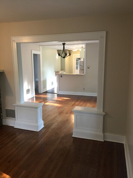 Building Photo - 1128 N Glencove Rd