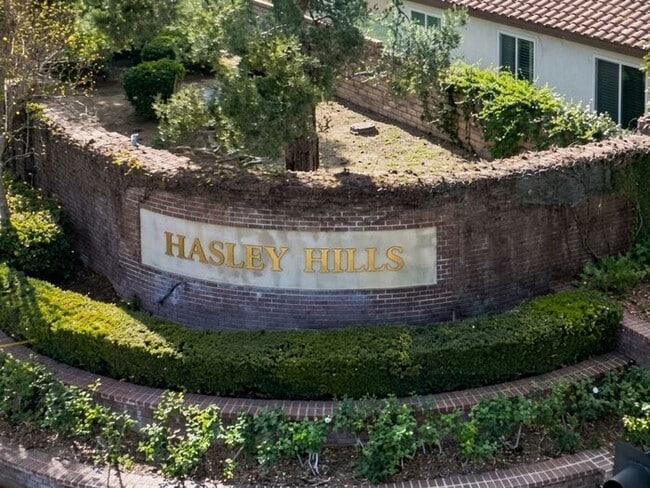 Building Photo - Imagine this... 6BR cul-de-sac home with downstairs guest suite, 3,882 sq ft, scenic views, upgra...