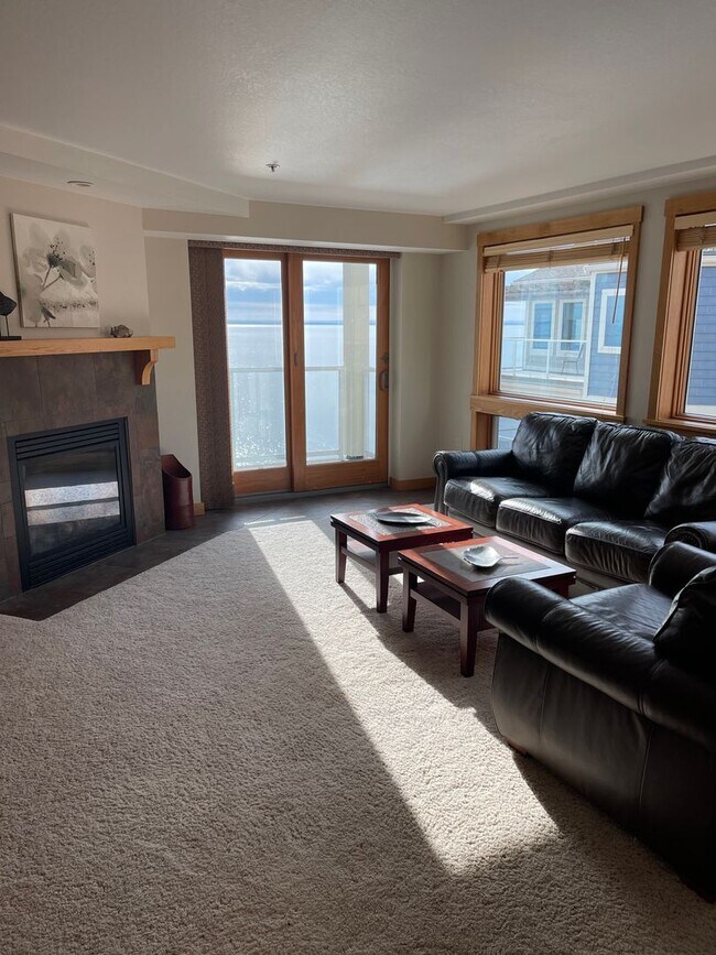 Building Photo - Beacon Pointe Condominium! Stunning furnis...