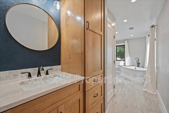Building Photo - 753 Latigo Loop