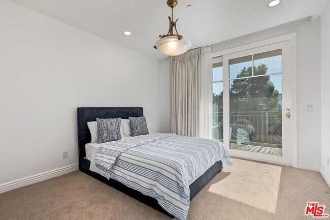 Building Photo - 430 N Oakhurst Dr