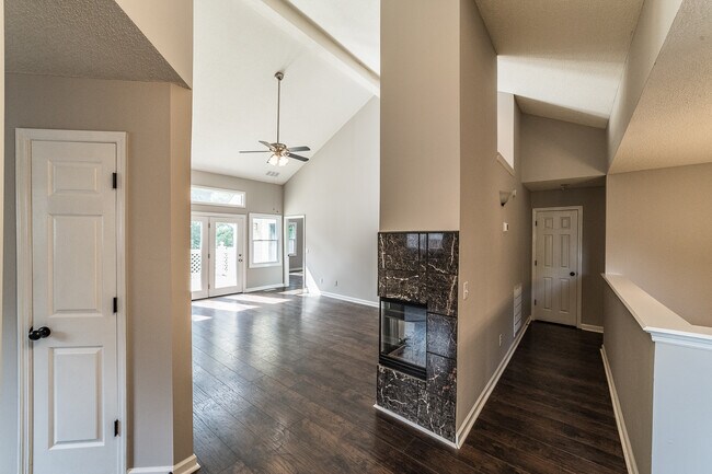 Building Photo - 2014 Fairway Hills Dr