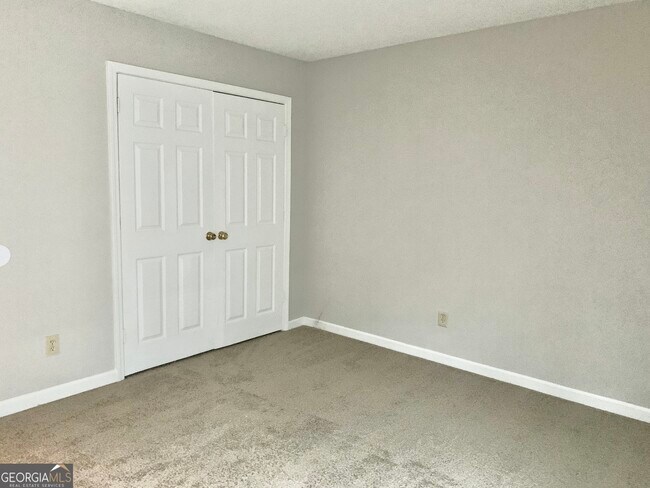 Building Photo - 2046 Oak Park Ln