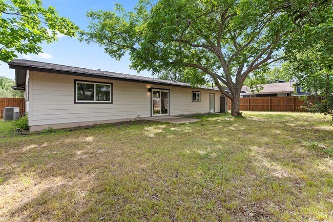 Building Photo - 2914 Loyola Ln