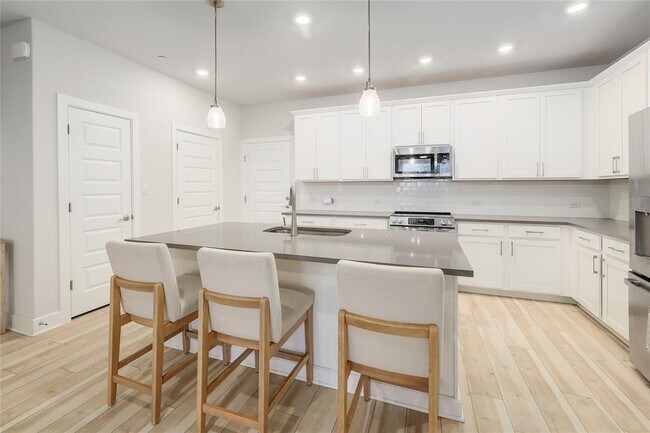 Building Photo - 207 Flowers Ave