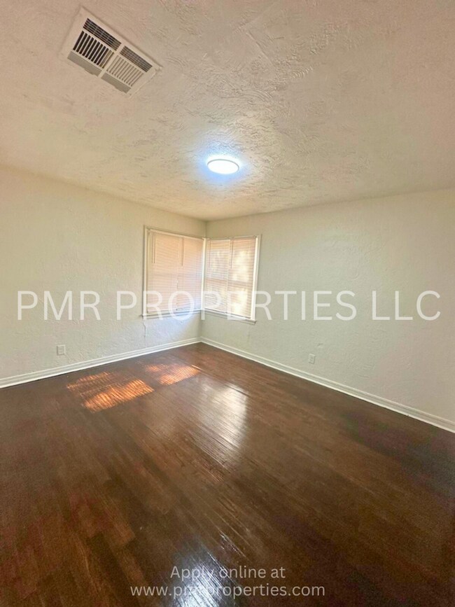 Building Photo - 3 Bedrooms / 1 Bathroom House