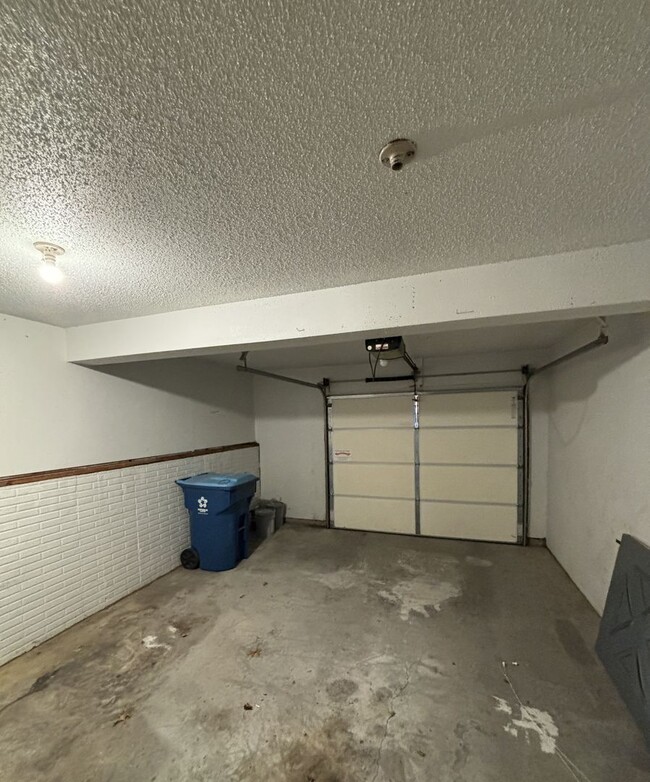 Building Photo - 2 Bedroom duplex in desirable Waterloo nei...