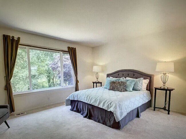 Building Photo - Beautiful 4-bed, 3-bath + 1 office house i...