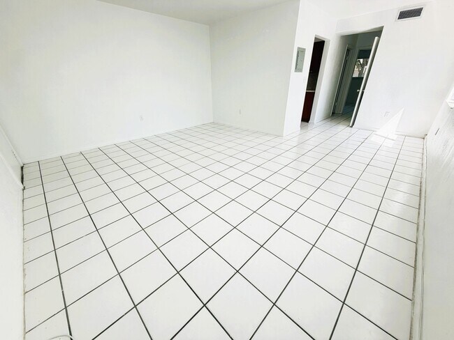 Building Photo - 115 Bentley Dr