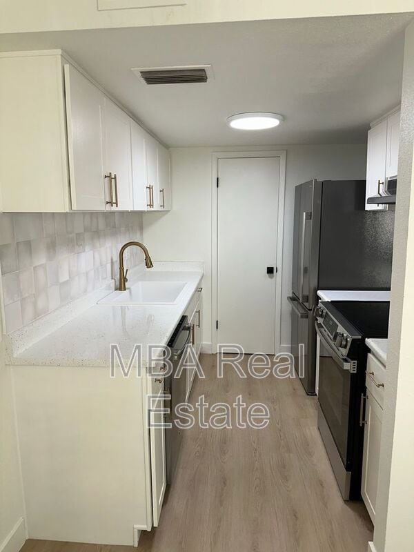 Building Photo - 8037 E Glenrosa Ave