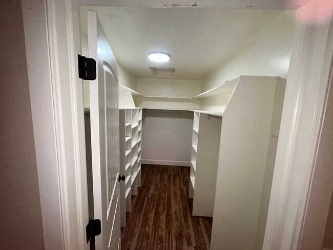 Building Photo - 1432 Falcon Dr