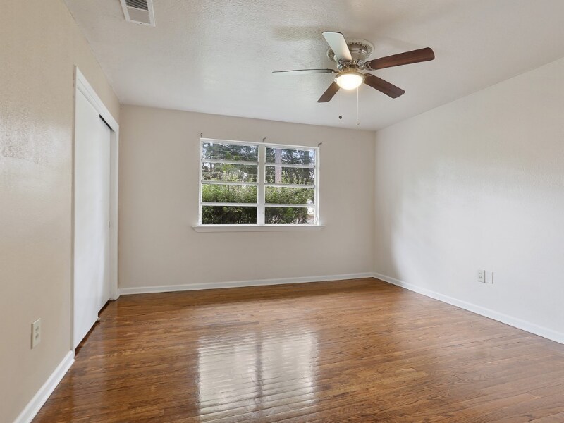 Building Photo - 604 Maple St