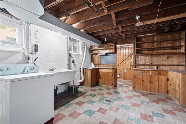 Building Photo - 3635 Poplar Ave