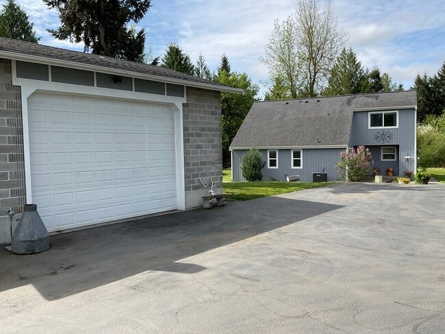 Building Photo - Beautiful 2 Story, Updated Home on Large Lot with 27x27 Shop! Military Welcome!