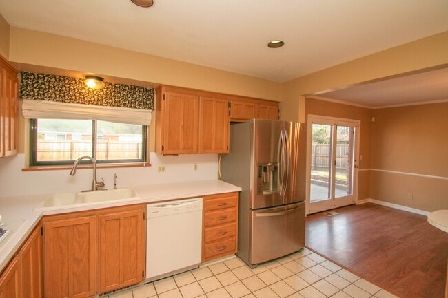 Building Photo - 2 Bed | 2 Bath in South Tulsa!