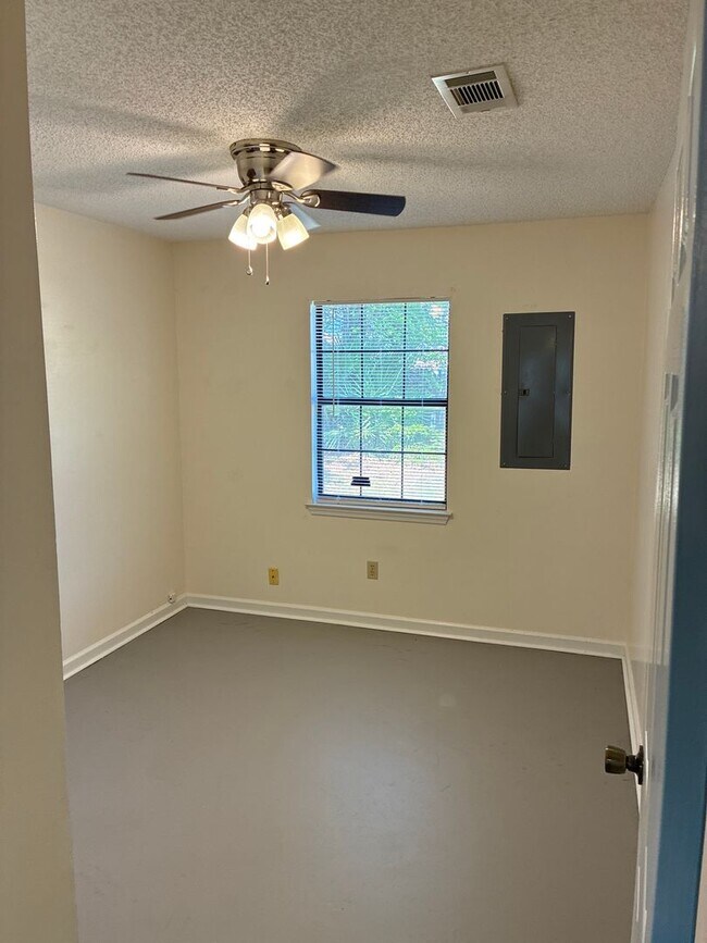 Building Photo - 511 S Arizona St