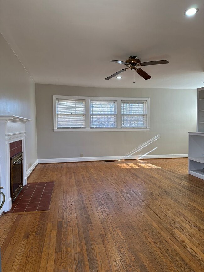 Building Photo - Coming Soon! Charming 1 BR House, 6 min from UK! New Flooring & Paint, Fenced Backyard, Pets Ok!